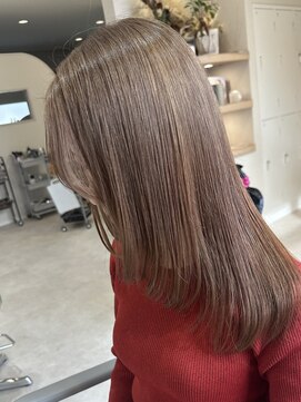 ミディアムレイヤーボブグレージュ顔周りカット