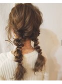 ベージュカラーにツインテール