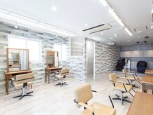 大きな窓から光の差し込む明るい店内☆お席の間も広々空間◎#前髪カット#顔周りカット#レイヤーカット