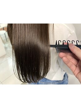 髪質や好みに合わせて薬剤の強さや種類を選定。素髪のような髪質から、ポイントストレートが人気◎