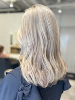 イリ 梅田(ili) ホワイトカラー