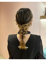 メルク ユニ(merc.uni)&nbsp;0814結婚式やお呼ばれにおすすめの編みおろしヘア