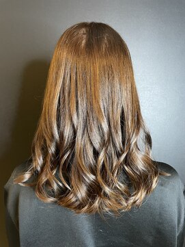 サローネデ アグスティナ バイ サンバンチ(salones de agustina by sanbanchi) 【明石大久保】大人ガーリーな艶髪ミディアム/ふんわりカール