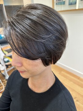 トリッカ 代官山(tricca) 白髪ぼかしハイライト/グレージュ/丸みショートボブ