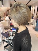 大人ハイライトベージュハンサムショート前髪なしナチュラル
