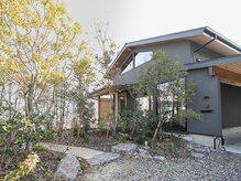 お店へ続く庭の道【刈谷市/白髪染め/髪質改善/30代/40代/50代】