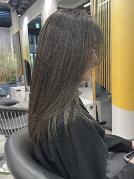 シティ(CITY) 艶髪グレージュカラー×ミディアムレイヤーカット【CHICA】