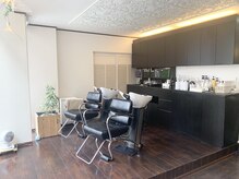 イストリムサロン(ISTORYM Salon)の雰囲気（明るい日差し降り注ぐ店内。）