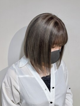 アズール 草加(azule) ブリーチ髪　ローライト　ベージュ×ダークブラウン