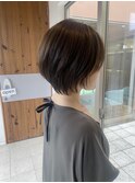 オリーブベージュ×ショートヘア