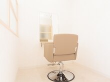 個室の中身はシンプルな落ち着いた雰囲気漂う非現実空間