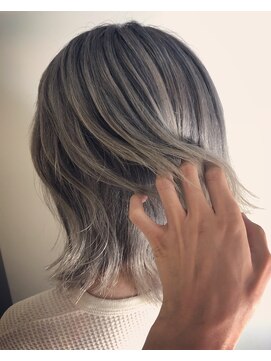 ビヨンドイー(beyond E) ホワイトグレージュショート