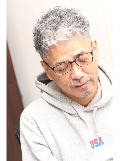 50代カジュアルツーブロックアイロンパーマベリーショート