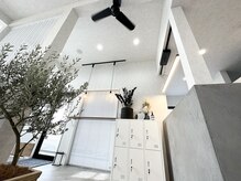 テン(Ten.)の雰囲気（白とモルタルをモチーフに大人女性が通いやすい洗練された空間）