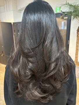 メリー オオサカ(Merly Osaka) 超ロングのレイヤーカットは迫力満点!