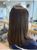チリつき毛でも自然なストレートに。柔らかくまとまる艶髪へ