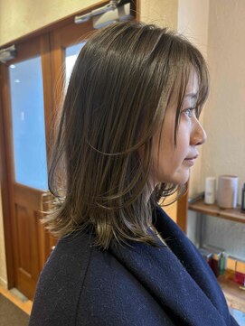 アルジス(aruJisu) ミディアムレイヤー×透明感たっぷりベージュ