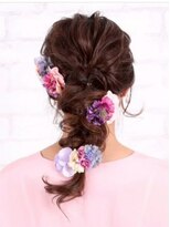 アース 四日市店(HAIR&MAKE EARTH) 可憐な花を添えた、華やか編みおろしアレンジ
