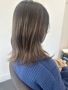 シア(sia) 全体ブリーチ伸びてきた後のグラデーション風