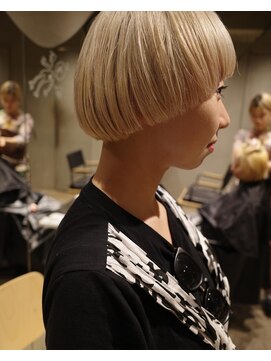 ビビト(bibito) bibito 60s モードなハイトーンマッシュボブ フレンチボブ