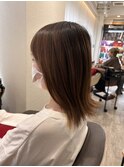 前髪のある黒髪ベースのボブスタイル