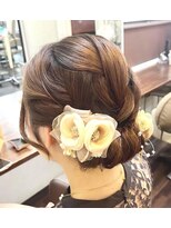 お呼ばれヘアアレンジ華やか編み下ろしシニヨン 着物 ドレス