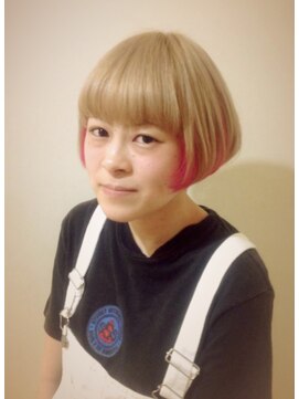 ゴーゴーヘアー(GOGO HAIR) ミルクティーxフラミンゴピンクのツートンカラーのキュートボブ