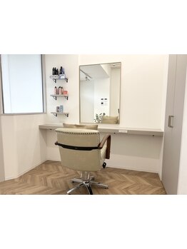【自分の髪がもっと好きになる】落ち着いた雰囲気の店内で、周りを気にせずにおくつろぎいただけます♪
