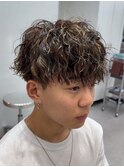 渋谷ツイストスパイラルパーマメンズカットセンターパート30代