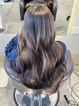 ケリーアン 太田(kelly.un) 透明感カラー / シアーベージュ / うる艶ミディ / 群馬太田