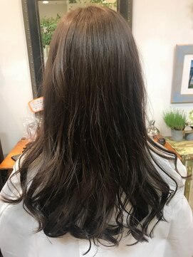 ミーノ(mieno) ☆伸ばしかけもOK 癖を生かすナチュラルロング☆【自由が丘】