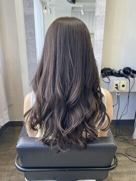 リジー(Litzy) ’ロングヘアー×オリーブカラー’【椎葉】