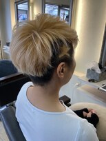 マイノリティー 石橋店(Minority)&nbsp;刈り上げショート　バリアート　ホワイトカラー