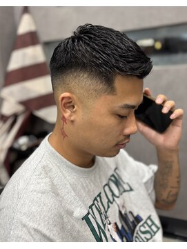 フジヤマバーバーショップ アジト(FUJIYAMA BARBER SHOP ajito) フェザーアップスキンフェード