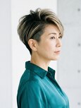 白髪も魅力に変える。ハイライト×ツーブロックの洗練ショート
