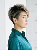 白髪も魅力に変える。ハイライト×ツーブロックの洗練ショート