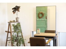 緑溢れる明るい店内