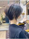 大人ショートボブ、白髪ぼかしハイライト、丸みくびれ【BISA】