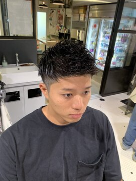 フランクスバーバーザスタンド(Frank’s barber the stand) メンズ束感ツーブロックビジネスパーマバーバーフェード眉毛F