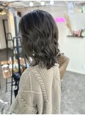 メルティーカラーで柔らかく艶めく、大人可愛い髪色