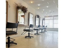 ヘアー ドルチェ(hair Dolce)の雰囲気（広々と、白を基調とした店内。）