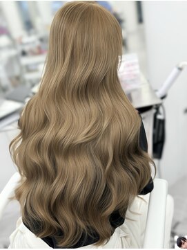 アマトウキョウスマートサロン(AMA TOKYO×Smart Salon) ヘーゼルベージュ　ブリーチ　レイヤーカット　海外風