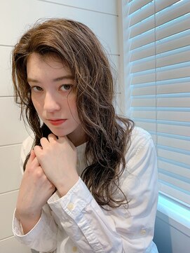 バズ(BUZZ) 大きいウェーブのロングパーマ