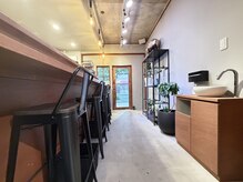 agio hair&spaの雰囲気（入り口を入るとコーヒースタンドがあります。その奥が美容室です）