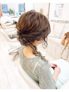 レア(Le'a) 後れ毛ありのアップヘア