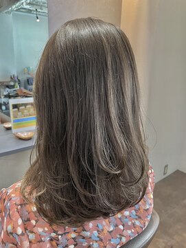 エイル 西梅田(eyl) ミディアムレイヤー × パールグレージュ