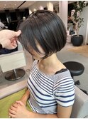 大人かわいい黒髪ハンサムショート前髪なしセンターパート
