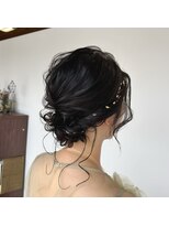 アパートメントヘアー&nbsp;大人ガーリーヘアアレンジゆる編み込みパールおくれ毛