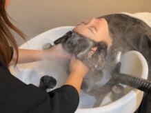 温かなスチームに包まれ、頭がほどける技術派ヘッドスパが好評