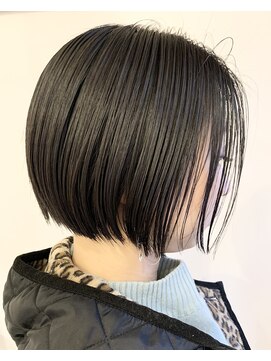 トレパルッキエーレ(tre parrucchiere) ［-tre-］黒髪ミニボブ